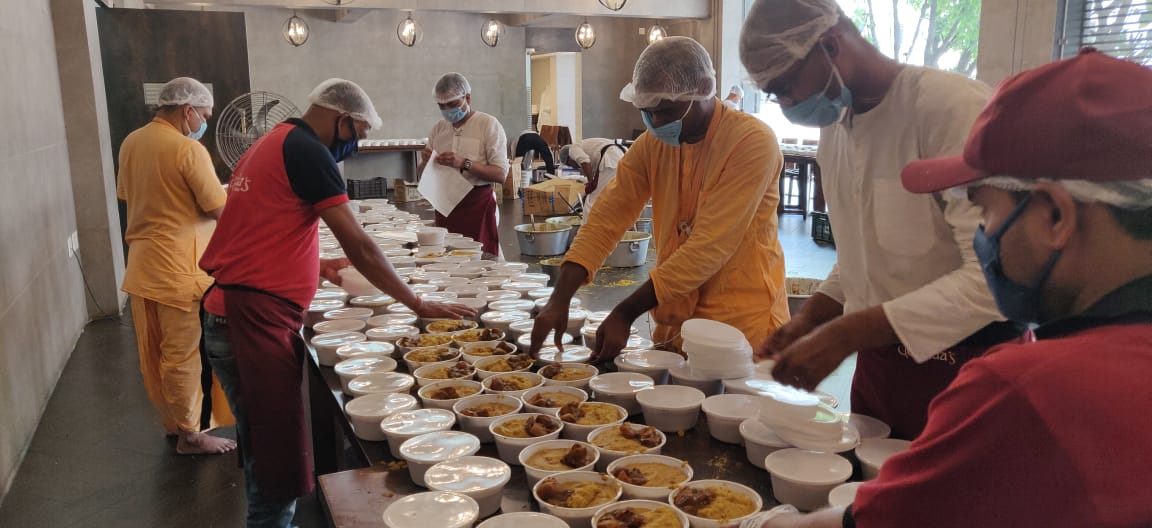 Discoverursupe1's tweet photo. Devotees of Iskcon preparing food which will be distributed to the migrsnt workers and other people who are in need. .
#ISKCON #iskconthanks #harekrishna #Coronavirustruth #CoronaOutbreak https://t.co/VlrPvVyyZA