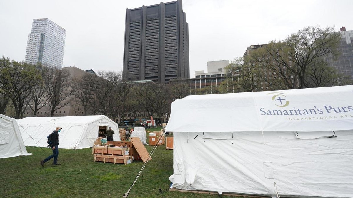 Coronovirus aux États-Unis: un hôpital d'urgence s'installe dans Central Park rfi.my/5dtA.t