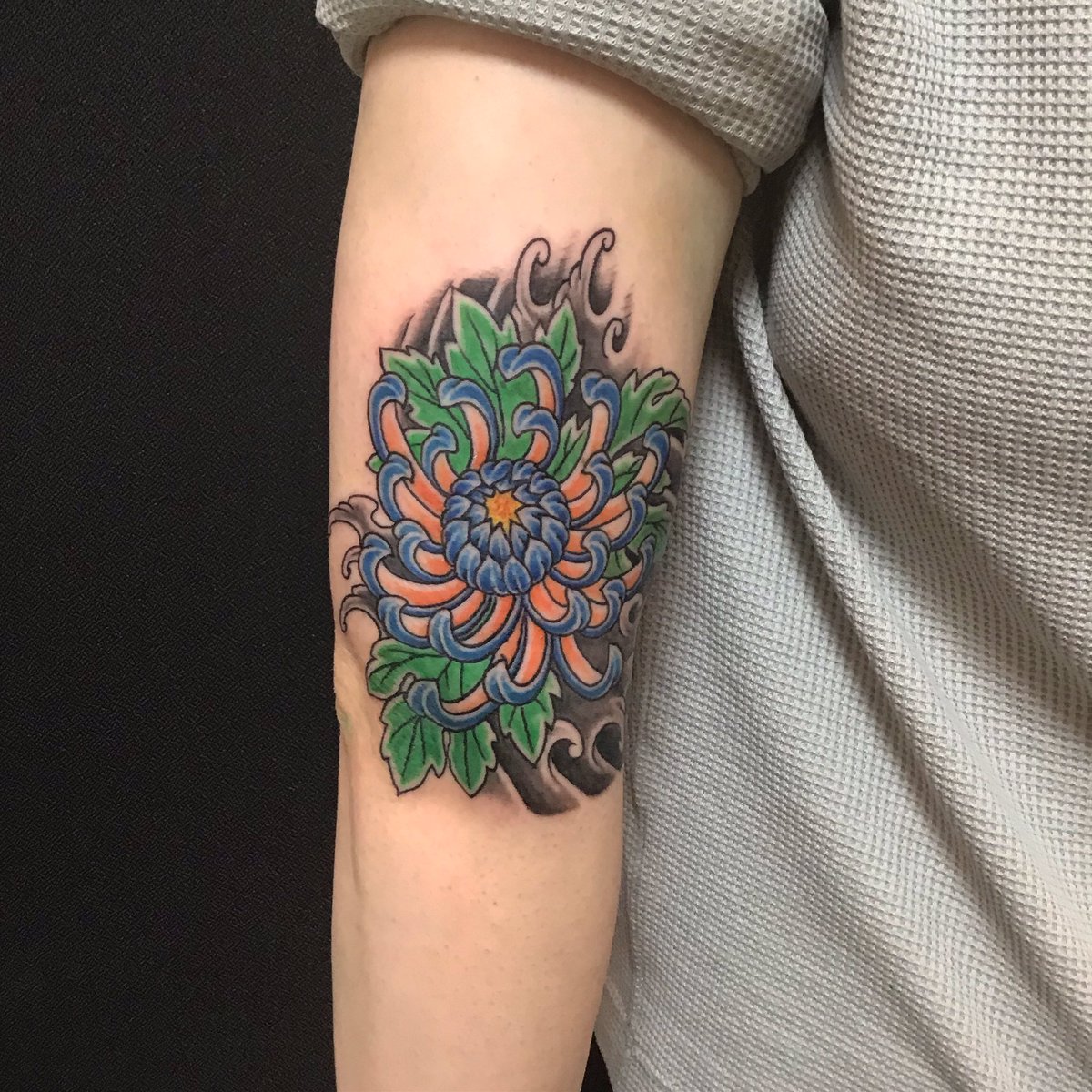O Xrhsths 新宿タトゥー Fox Gate Tattoo Sto Twitter 腕 菊のタトゥー By 正彩 3月31日 本日も営業中 和彫りからワンポイント B Gまで幅広く対応のタトゥースタジオ 東京新宿fox Gate Tattoo 新宿駅徒歩7分 個室ブース完備 その他 作品はコチラ