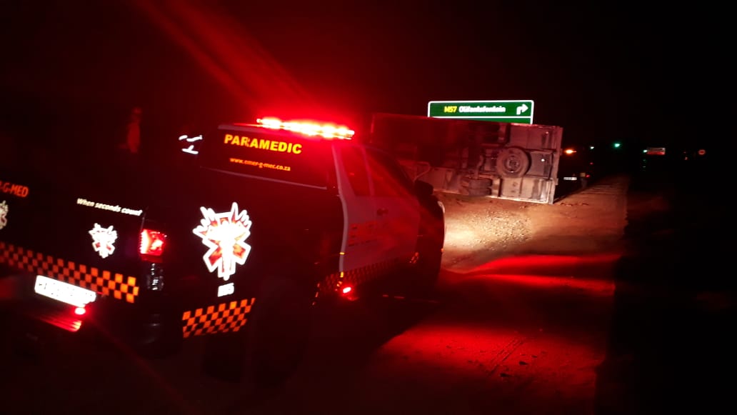 EMER_G_MED's tweet photo. 《Kempton Park》#RV07 was dispatched to a Collision on R23 corner Pretoria Road. On arrival found single truck rollover. No injuries on scene @GTP_Traffstats @_ArriveAlive @EWNTraffic #whensecondscount #kemptonpark https://t.co/Zmd61IiXN4