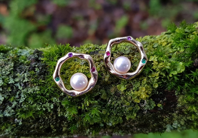 CountyWeddings's tweet photo. ⭐@cwm_yhbw Editor Olivia says:
I had a lovely time interviewing Sarah from @HeulwenLewis and learning all about the company. If you’re looking for Jewellery for your #weddingday, you have come to the right place! Here’s what she had to say... https://t.co/MWGk8myX6b https://t.co/kkZzSgURSx