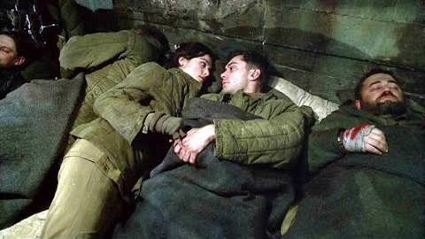 左腕 えっちなシーンのある映画 スターリングラード スナイパー同士の熱い戦いが魅力の本作だが レイチェル ワイズの臀部が全てを持っていく奇跡のような映画だ テレビ放送の時 僕は親友のkくんにわざわざ電話をかけてその喜びを分かち合ったのだった