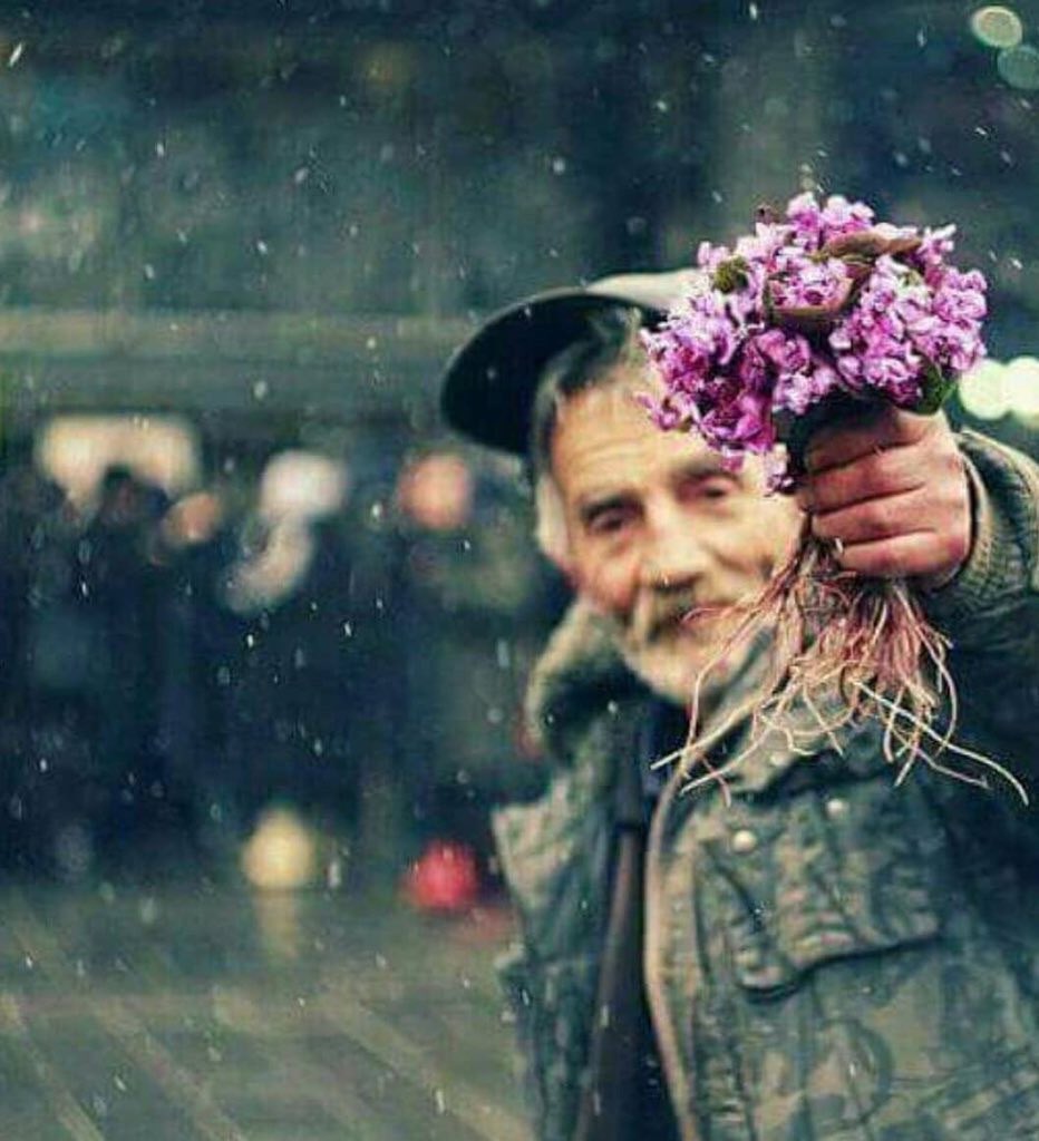 سُئل عن بشاشة وجه، فقال
أستحي أن أحزن وأمري كله بيد الله 🌺💔