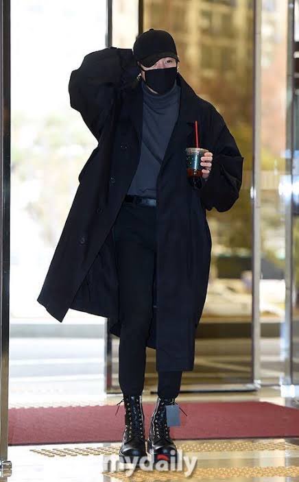 ぐぅが可愛すぎてつらい グクファッションの一部 全身真っ黒 でもおしゃれに見えるんだよな Jungkoook Bts グク ファッション Army 정국 방탄소년단 T Co Uwdaiyvodl Twitter