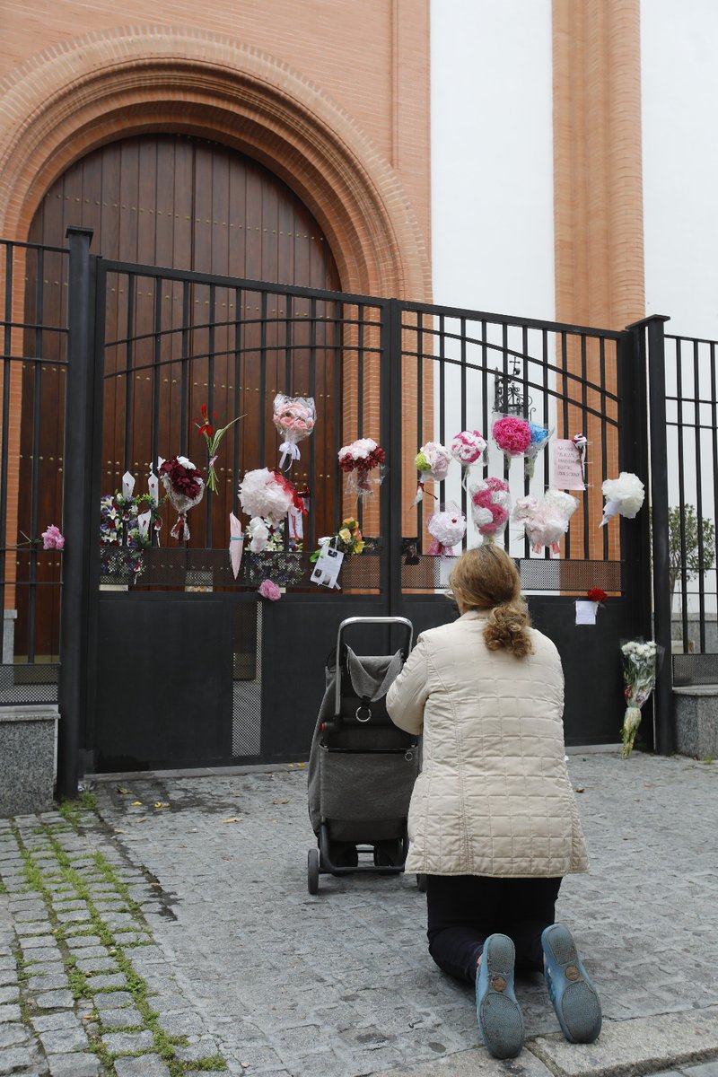 pasionensevilla's tweet photo. 🔴 El Cerro no falla a su Virgen de los Dolores. Cientos de flores para una imagen que saldrá a finales de septiembre por el 75 aniversario de la hermandad 📷 @DobladoRaul 
https://t.co/lj1S5fw8fk #SSantaSevilla20 #SSantaSevABC #MomentosPS #MartesSanto https://t.co/y9gxZTceEy