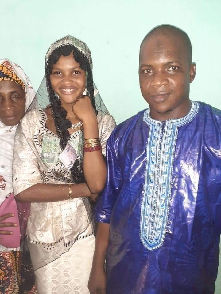 actuellesmag's tweet photo. Guinée : Mariée à un homme de 35 ans, cette mineure Diallo Salematou revendique fièrement son union car, pour elle, être mariée est une fin en soi. Être vous indignés par sa réaction ?

#StopMariagePrecoce https://t.co/y725CZrYu2
