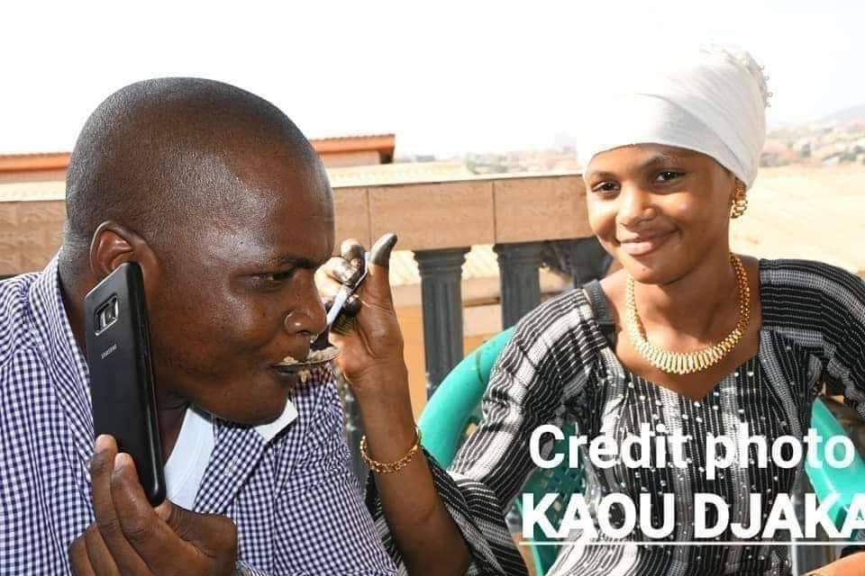 actuellesmag's tweet photo. Guinée : Mariée à un homme de 35 ans, cette mineure Diallo Salematou revendique fièrement son union car, pour elle, être mariée est une fin en soi. Être vous indignés par sa réaction ?

#StopMariagePrecoce https://t.co/y725CZrYu2