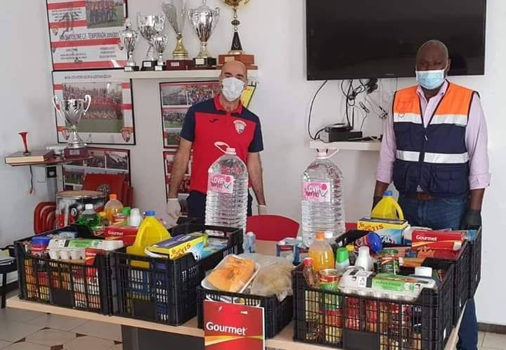 pedroluisborges's tweet photo. FÚTBOL.
GESTO SOLIDARIO DEL SAN BARTOLOME CF.

El San Bartolome CF. iso entrega de dos carros de compra a la concejalía de Asuntos Sociales del Ayuntamiento de San Bartolomé, a manos de uno de sus directivo Gabriel Hernández. https://t.co/bkPgWwXIpV