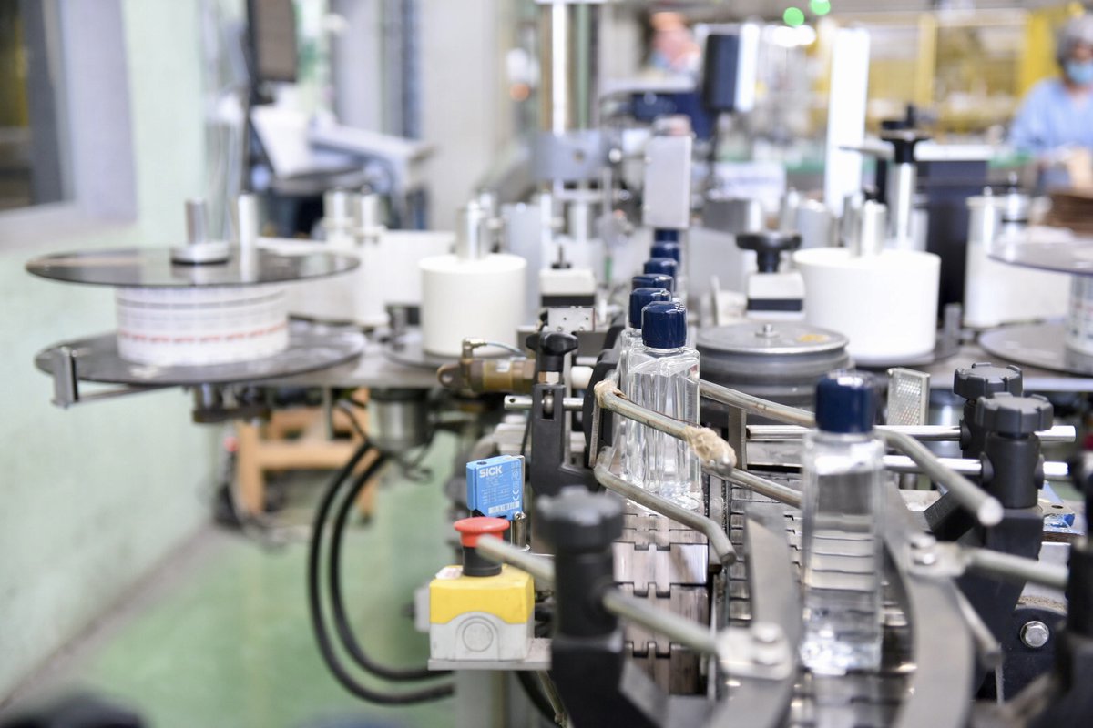 #COVID19 - 🧴L'entreprise normande de parfums 
<a href="/MaisonBerger_FR/">Maison Berger Paris</a> a modifié son outil de production pour fabriquer exclusivement du gel hydro-alcooliques. 👏
🔜900 000 flacons seront produits ce mois-ci. Ils sont donnés gratuitement au <a href="/CHURouen/">CHU de Rouen</a> puis distribués au niveau national.