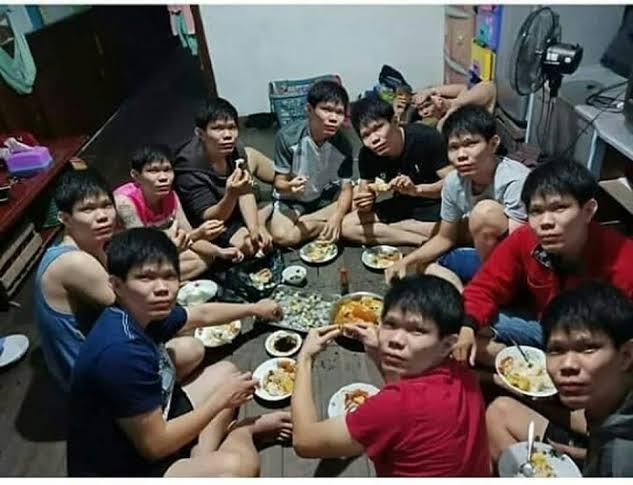 thnihelaha's tweet photo. cewe : semua cowo itu sama aja 

gua : maksudnya kek gini https://t.co/SnPypbBTui