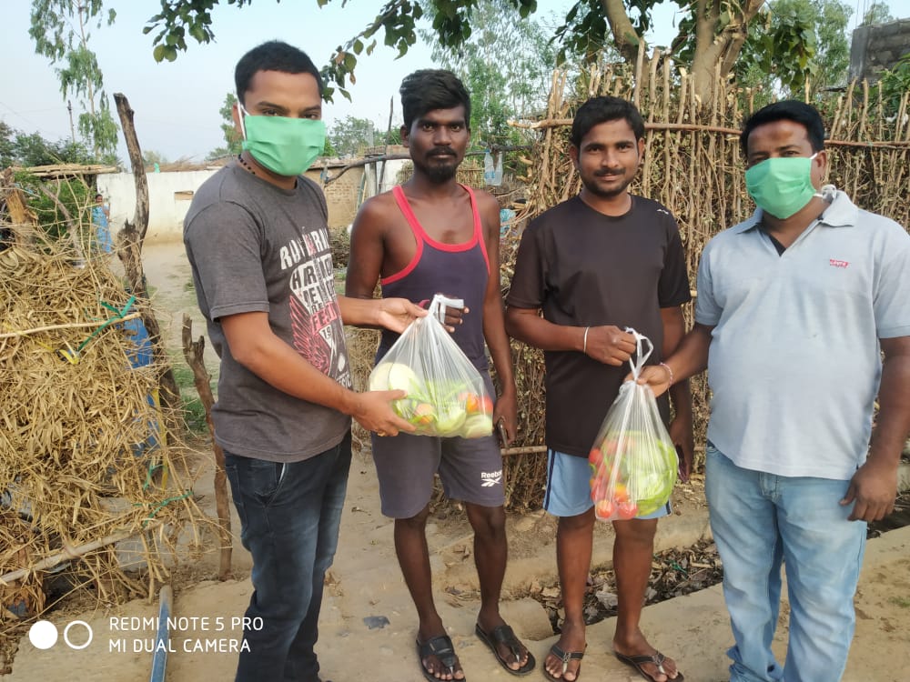 Today  #AAYH Team Members  @saitejaluckyk & Devara Vinod Distributed Vegetables To Poor People  @AAYuvathaHyd  #HappyBirthdayAlluArjun