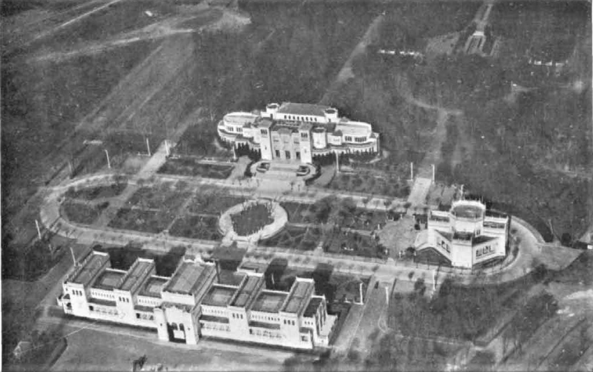 Tal día como hoy hace 94 años (1926) se inauguraba la emblemática plaza de América del parque de María Luisa, popularmente conocida como “parque de las palomas”.

Año 1925 (fotografía).
