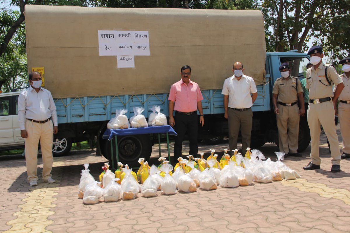 rangenagpur's tweet photo. @crpfindia ,@Lathkar_IPS 
"Range Nagpur CRPF taking care of Humanity"
Distributed free ration to poor labourers and aged ladies residing in the vicinity of GC NGR https://t.co/elpZ661Q0t