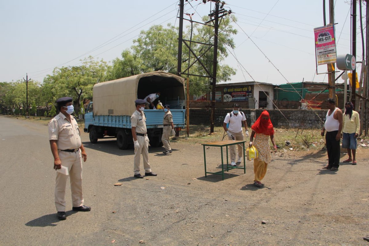 rangenagpur's tweet photo. @crpfindia ,@Lathkar_IPS 
"Range Nagpur CRPF taking care of Humanity"
Distributed free ration to poor labourers and aged ladies residing in the vicinity of GC NGR https://t.co/elpZ661Q0t