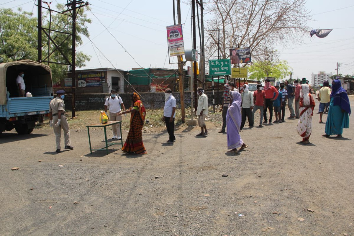 rangenagpur's tweet photo. @crpfindia ,@Lathkar_IPS 
"Range Nagpur CRPF taking care of Humanity"
Distributed free ration to poor labourers and aged ladies residing in the vicinity of GC NGR https://t.co/elpZ661Q0t