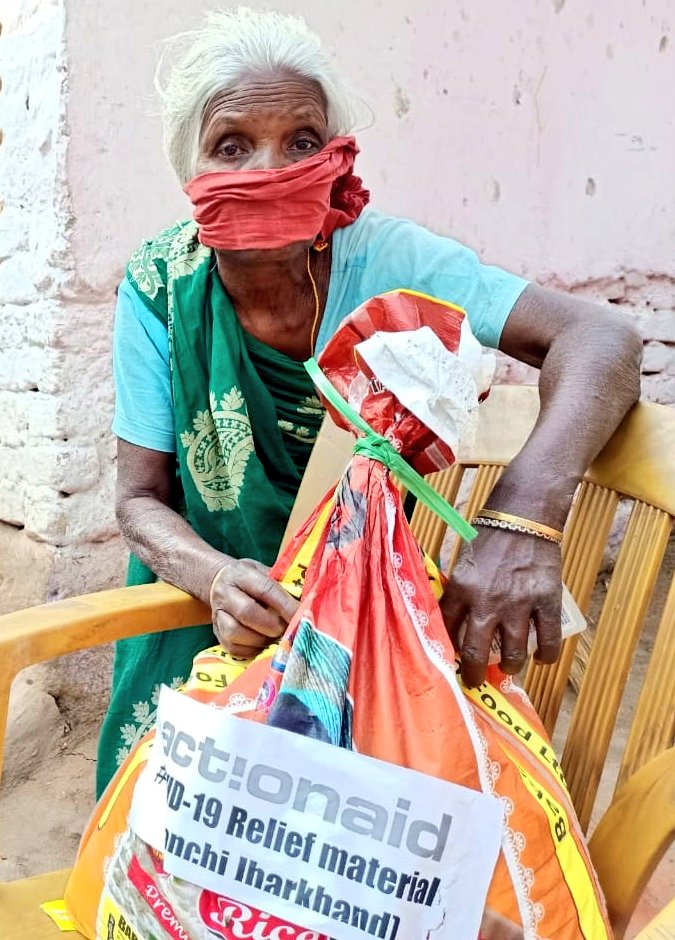 saurabhiirm's tweet photo. The @ActionAidIndia team reached out to 40 slum dwellers in Gadikhana toli, #Ranchi in coordination with the district administration to provide relief materials during #Covid_19india lockdown. Most were domestic workers or senior citizens. @DC_Ranchi @HemantSorenJMM https://t.co/MqpKhLIYUi