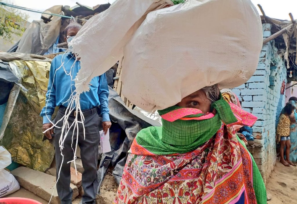 saurabhiirm's tweet photo. The @ActionAidIndia team reached out to 40 slum dwellers in Gadikhana toli, #Ranchi in coordination with the district administration to provide relief materials during #Covid_19india lockdown. Most were domestic workers or senior citizens. @DC_Ranchi @HemantSorenJMM https://t.co/MqpKhLIYUi