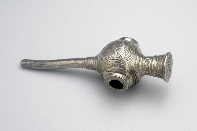 SueBrunningBM's tweet photo. This #silver 'lollipop' was cut from a large #penannular #brooch, often called a #thistle brooch (see 2nd pic) because of the resemblance. Why cut up such a lovely thing? #Cash money! Payment was often made by weight in the #VikingWorld. This fragment weighs a shade over 100g. https://t.co/xzfrvAPOrd