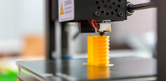 [Solidarité] Un bel élan de solidarité, propre aux valeurs des Mines, est lancé à MINES ParisTech ! Les élèves ingénieurs font tourner en continu les imprimantes 3D de l'Ecole pour produire des pièces de rechange nécessaires aux salles de réanimations, à la demande de l'APHP.