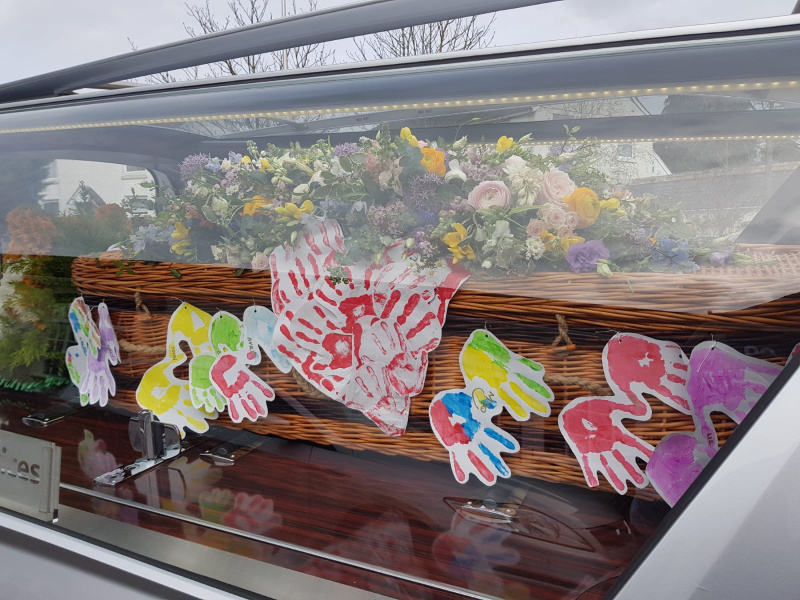 We’re sharing stories on how families are saying their best goodbye during social distancing. 

Our funeral home in Kingsteignton helped a family by fixing hand prints of absent friends and family to the coffin. Read more along with other ideas here ⬇️ coop.co.uk/funeralcare/ad…