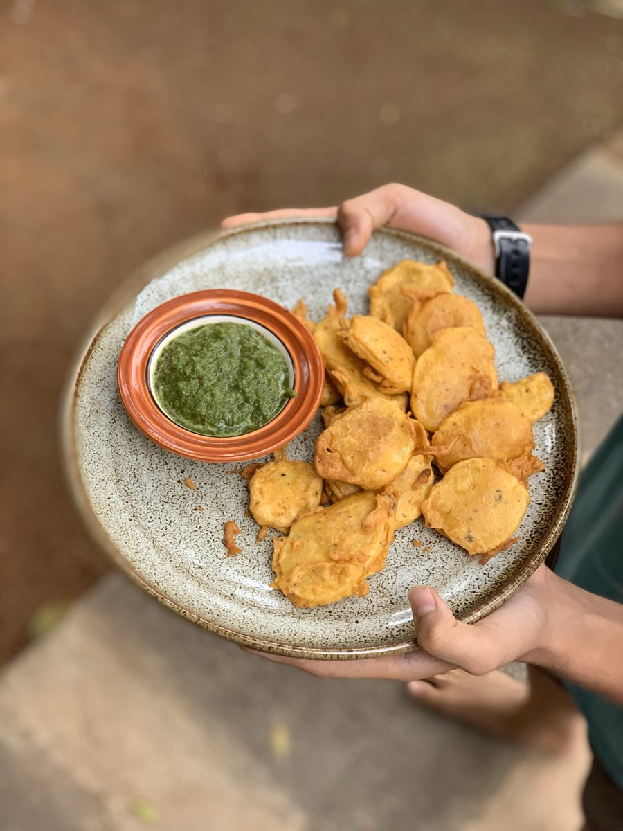 Second day of rains, had to give in and make pakoras. Aloo and pyaaz. The chutney is kickass though. Made from whatever I had in kitchen- pudina, parsley, ginger, green chillies and onion flowers