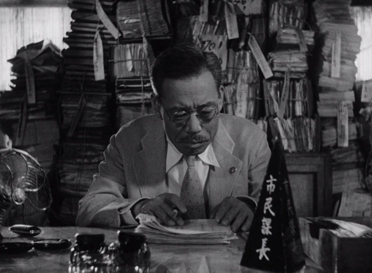 141) Viver (Ikiru, 1952)Dir: Akira KurosawaFot: Asakazu NakaiTrazendo Takashi Shimura (sempre ele) no papel de um burocrata já de idade avançada que descobre ter um câncer que o matará em meses, "Viver" - a beleza deste título! - o acompanha em seu despertar tardio.