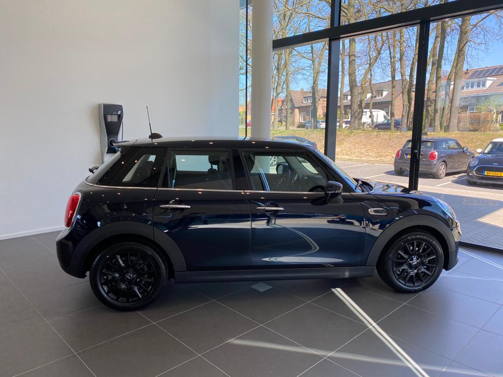 t4changebv's tweet photo. Vanaf februari is Dinesh Ghurahoo bij T4Change in dienst gekomen! Gister heeft Dinesh zijn nieuwe auto opgehaald bij Story Nijmegen BMW! Bedankt Twan van Kempen voor de top overdracht van de auto! Veel veilige kilometers en veel plezier toegewenst bij T4Change Dinesh! https://t.co/pE7WsFsVhw