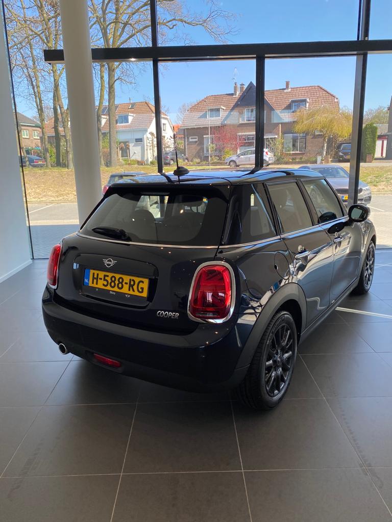 t4changebv's tweet photo. Vanaf februari is Dinesh Ghurahoo bij T4Change in dienst gekomen! Gister heeft Dinesh zijn nieuwe auto opgehaald bij Story Nijmegen BMW! Bedankt Twan van Kempen voor de top overdracht van de auto! Veel veilige kilometers en veel plezier toegewenst bij T4Change Dinesh! https://t.co/pE7WsFsVhw