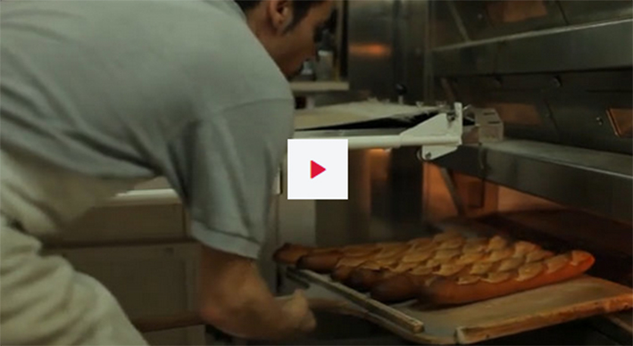 Un #métier indispensable pendant le confinement : #boulanger boulangère qui propose à ses clients une gamme de produits de panification #orientation - bit.ly/34hf5nt