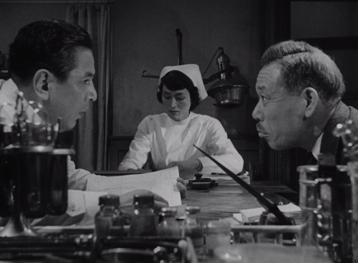 141) Viver (Ikiru, 1952)Dir: Akira KurosawaFot: Asakazu NakaiTrazendo Takashi Shimura (sempre ele) no papel de um burocrata já de idade avançada que descobre ter um câncer que o matará em meses, "Viver" - a beleza deste título! - o acompanha em seu despertar tardio.