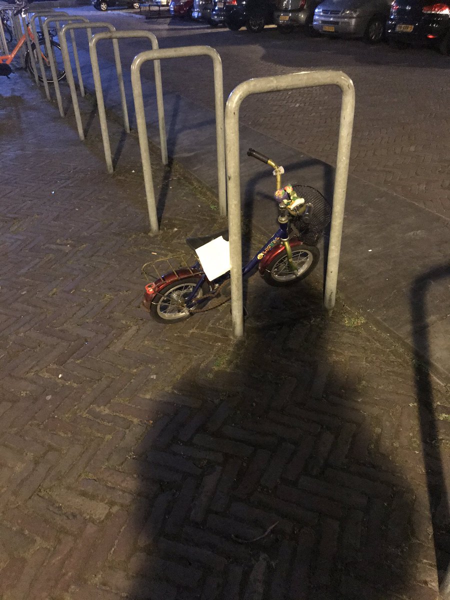 Zo te zien wacht dit eenzame  #kinderfietsje op een nieuw baasje op het Nicolaaskerkhof in #Utrecht om samen buiten te spelen