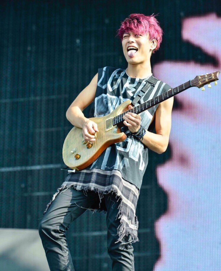 Shuhei アマラー Twitterren 赤に戻したい欲 なんだかんだ 渚園のtoruさんの色が1番好きなんだよなぁ でも今 髪の毛良い感じに伸びてきて今のtoruさんの髪型出来てるしなあ 赤にするなら2ブロマッシュに戻そ どーしよ迷う T Co Yce3mq11iy Twitter