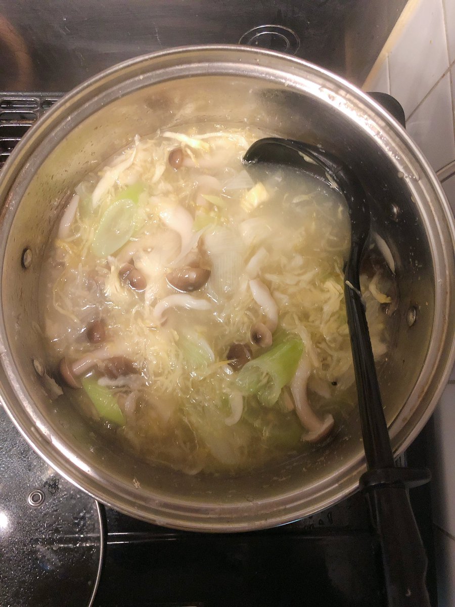 Skr Auf Twitter あと自分が応用魔法の天才だと思ったレシピも教えてしまおう この余ったコラーゲンたっぷりの煮汁に 長ネギとかしめじ入れるとめちゃくちゃうまいスープができる さらにそこにザワークラウトを入れると 魔法スープができる ザワークラウト