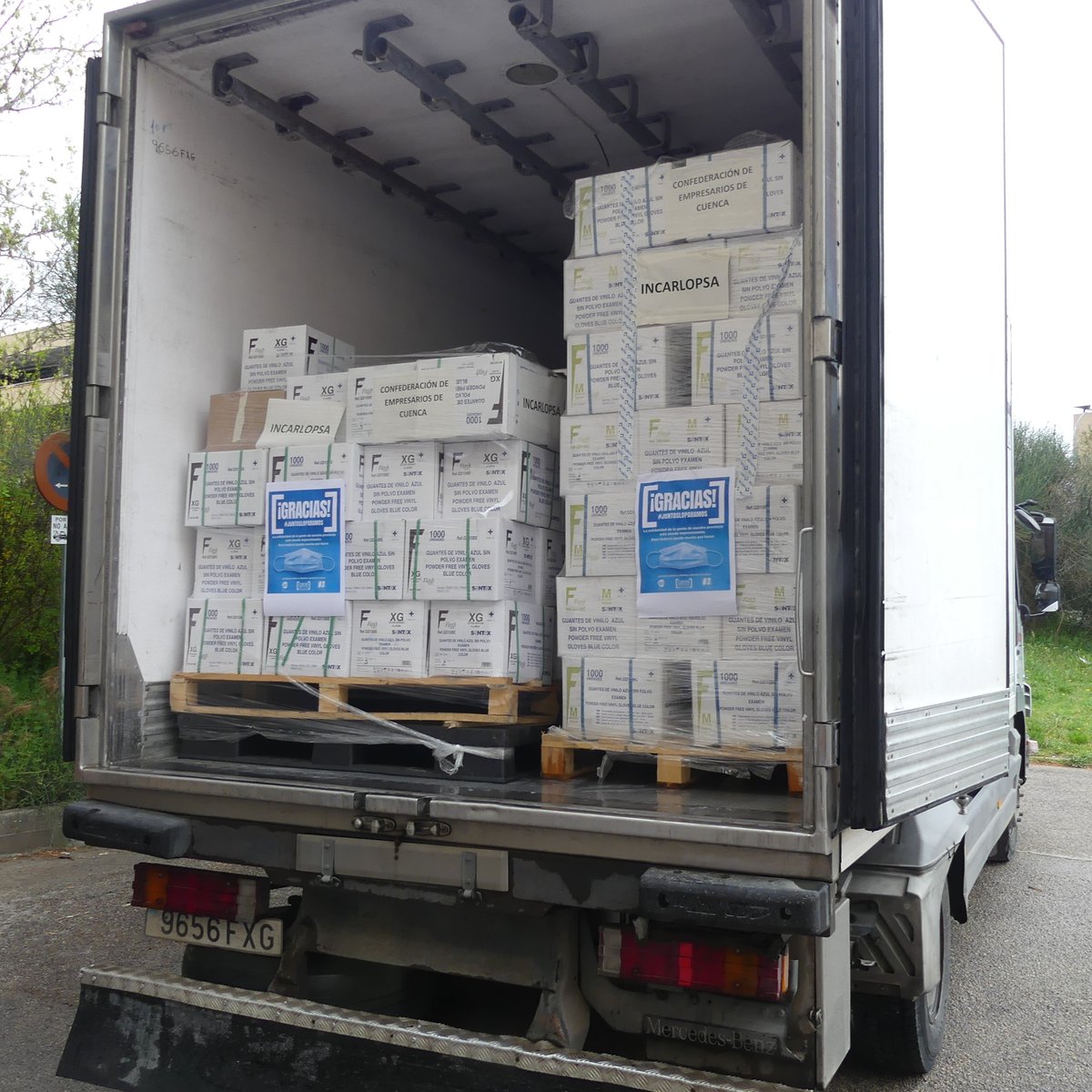 ceoecuenca's tweet photo. @ceoecuenca entrega 150.000 guantes de vinilo en el Hospital Virgen de la Luz y 5.000 de nitrilo a @JCCMCuenca para repartir por centros asistenciales https://t.co/yIHSgdOfel https://t.co/VENCknoXKh