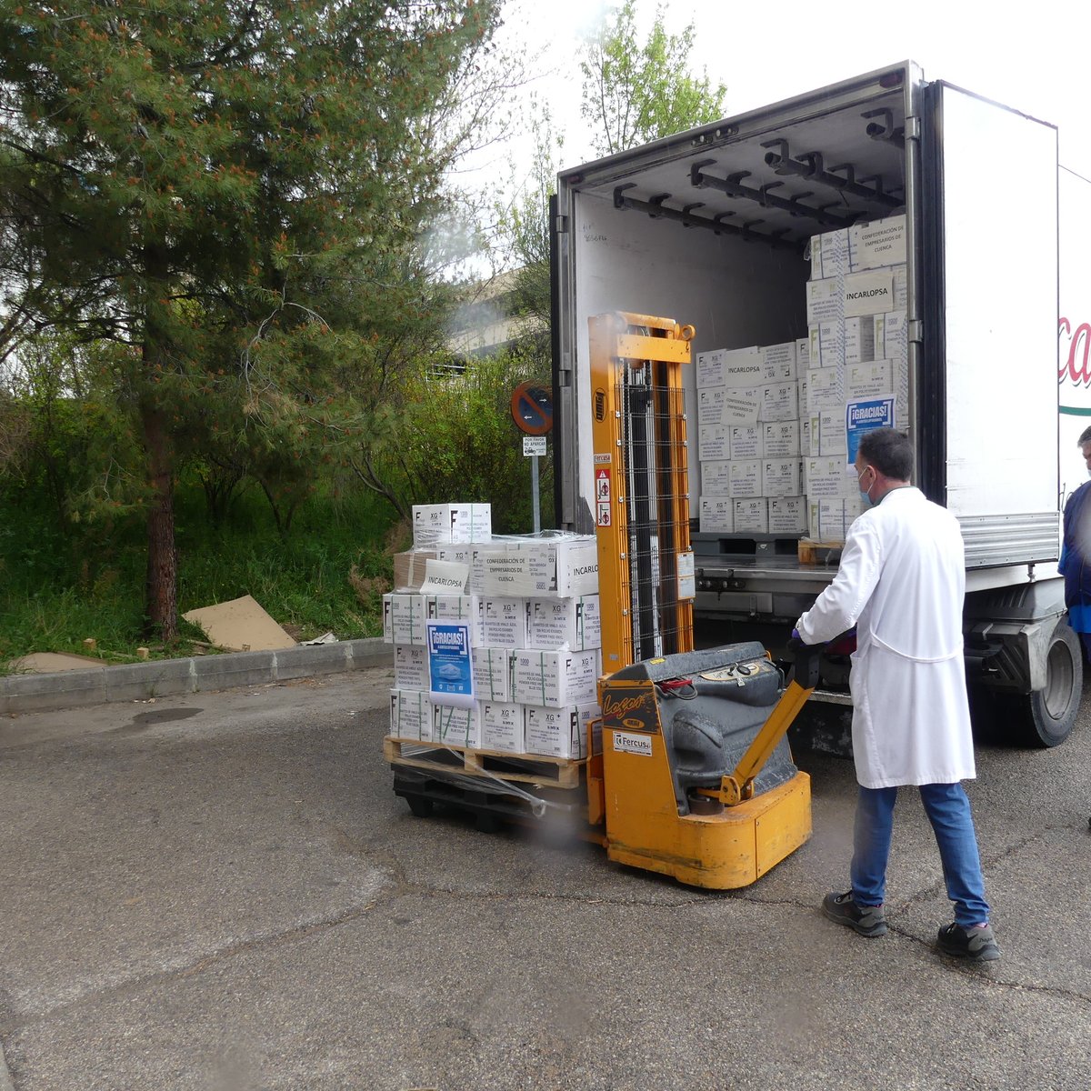 ceoecuenca's tweet photo. @ceoecuenca entrega 150.000 guantes de vinilo en el Hospital Virgen de la Luz y 5.000 de nitrilo a @JCCMCuenca para repartir por centros asistenciales https://t.co/yIHSgdOfel https://t.co/VENCknoXKh