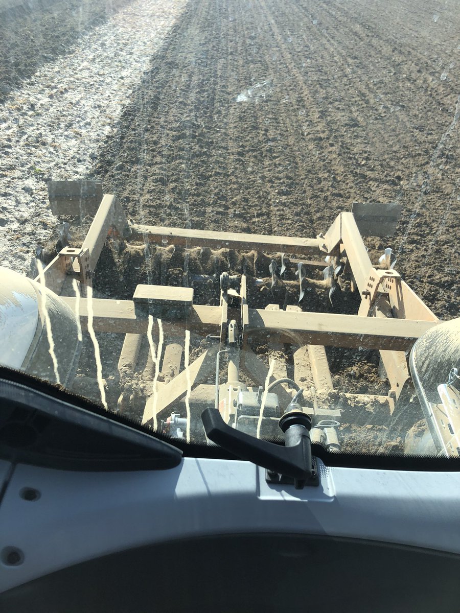 Lanvin14J's tweet photo. Aujourd’hui et pendant 4 jours on prépare la terre et on plante #misspotatoes pour faire des frites 🍟 @ValtraGlobal #techmagri #rabewerk @GRIMMEGroup #mydibel https://t.co/9gZ3pkjWo2