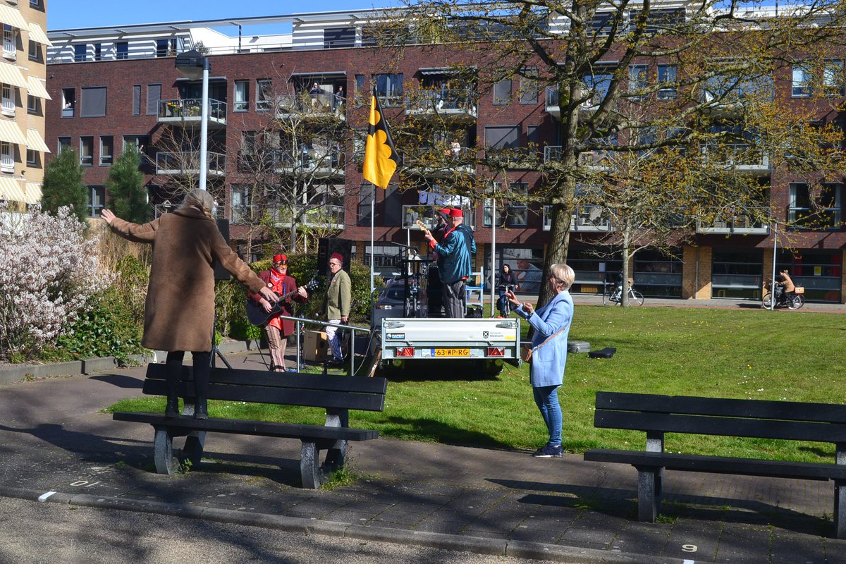 Sliedrechtgem's tweet photo. Afgelopen zaterdag bracht de Sliedrechtse band #JanPakdeLeuning belangeloos een aantal optredens bij de verzorgings- en verpleegtehuizen in Sliedrecht. Het optreden is een initiatief van #SOJS, #SamenvoorSliedrecht en de #gemeenteSliedrecht:  https://t.co/C7haNxdHWB https://t.co/TtwA376mPs