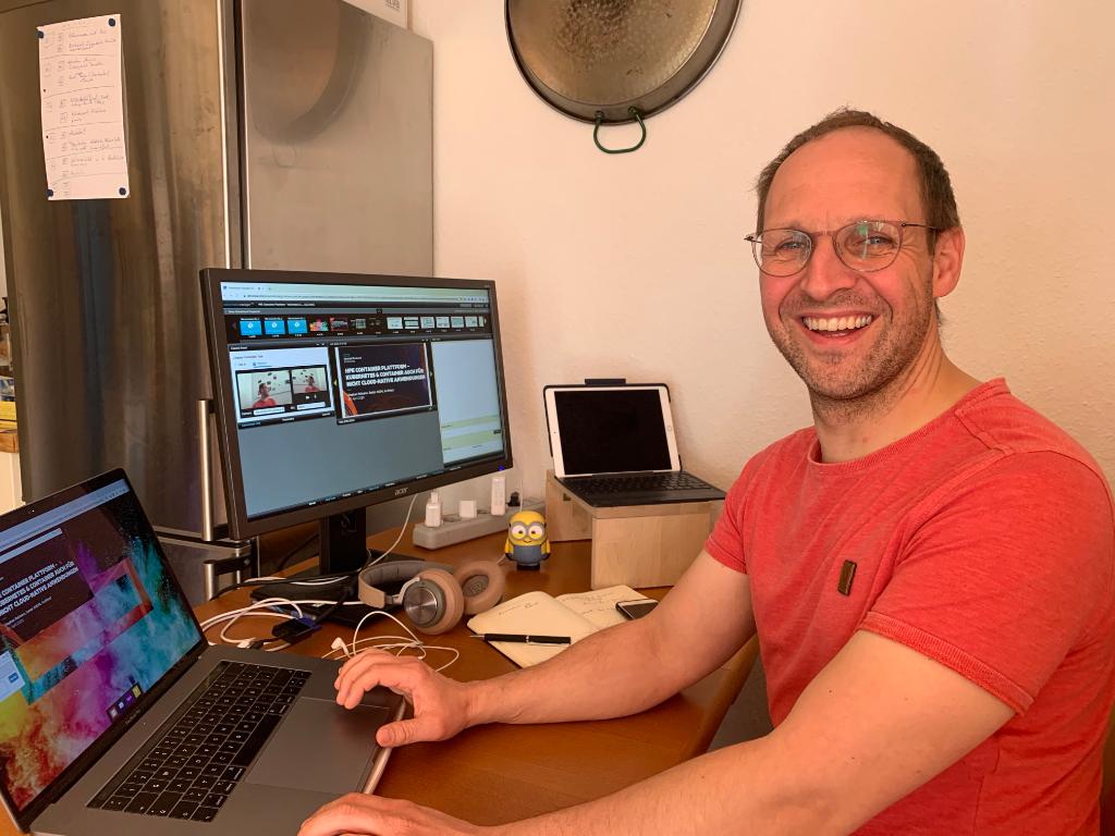 HPE_DE's tweet photo. Unter dem Motto „Lifelong learning“ findet heute unser #HPEIC als virtuelles Event statt. Unsere Speaker @ClusterstorE &amp; @stereimann sind bereits im #HomeOffice startklar. Wer noch spontan daran teilnehmen möchte, kann sich hier ganz einfach einwählen ➡️ https://t.co/CLHR1mlgVM https://t.co/rPulAQ9Lu9