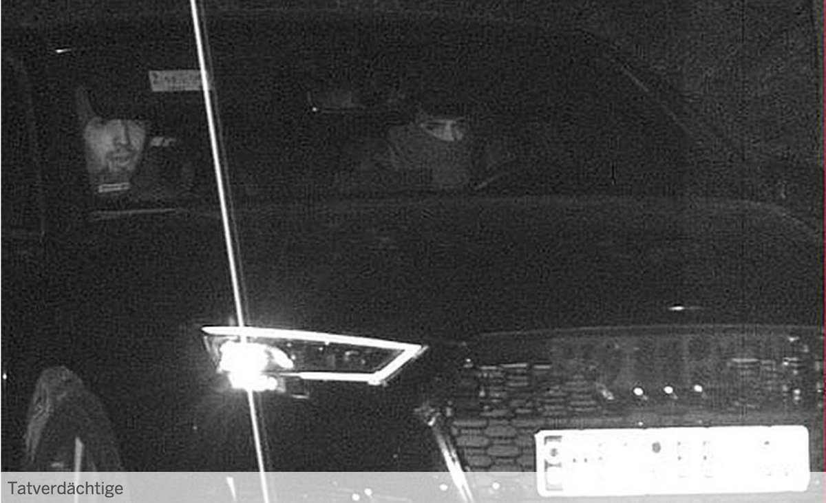 In #Wuppertal sprengten mehrere Täter einen #Geldautomaten. Auf ihrer Vollgasflucht wurden sie dann geblitzt. Die <a href="/polizei_nrw_lka/">Polizei NRW LKA</a> fahndet jetzt mit dem Blitzer-Foto bild.de/regional/duess…