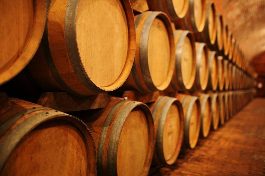 Cómo influye la madera de las barricas en el vino  buff.ly/2TGRjwz #vino #culturadelvino #bodegas #enoturismo #segovia #vinoymoda