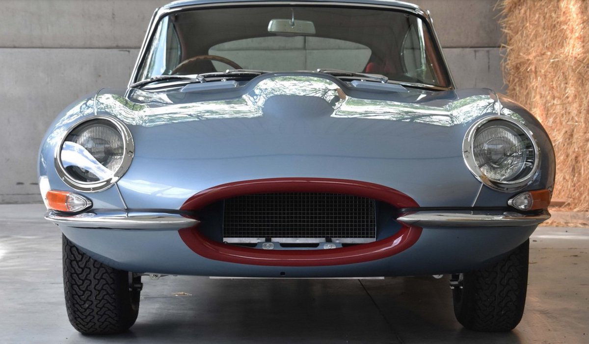 JJODRY's tweet photo. Quand la #Jaguar Type E pique le rouge à lèvres de sa mère... 💄
#EnFlag ! 😅
@Jaguar @JaguarFrance https://t.co/cQyFSxfAbe