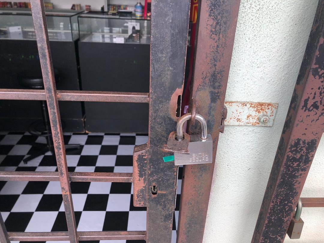 izzkamalhilmi's tweet photo. Kes pecah kedai vape abang aku AU3.
Kalau dapat jumpa member2 tiba2 jual pod murah boleh roger aku. Bounty/Reward disediakan. https://t.co/Vp3NbF7isR