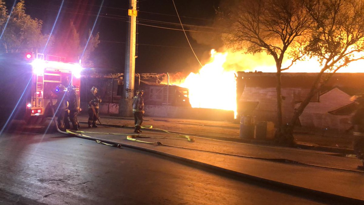 Coordinamos esfuerzos para el control del incendio en <a href="/Alc_Iztapalapa/">Alcaldía Iztapalapa</a>; <a href="/XochimilcoAl/">Alcaldía Xochimilco</a> ha enviado una pipa de agua para apoyar a <a href="/Bomberos_CDMX/">Bomberos Ciudad de México Oficial</a> en el combate del fuego. @SSP_CDMX, @SacmexCDMX, <a href="/CFEmx/">CFEmx</a>, #UGIRPCA #TrabajandoJuntos #LaPrevenciónEsNuestraFuerza