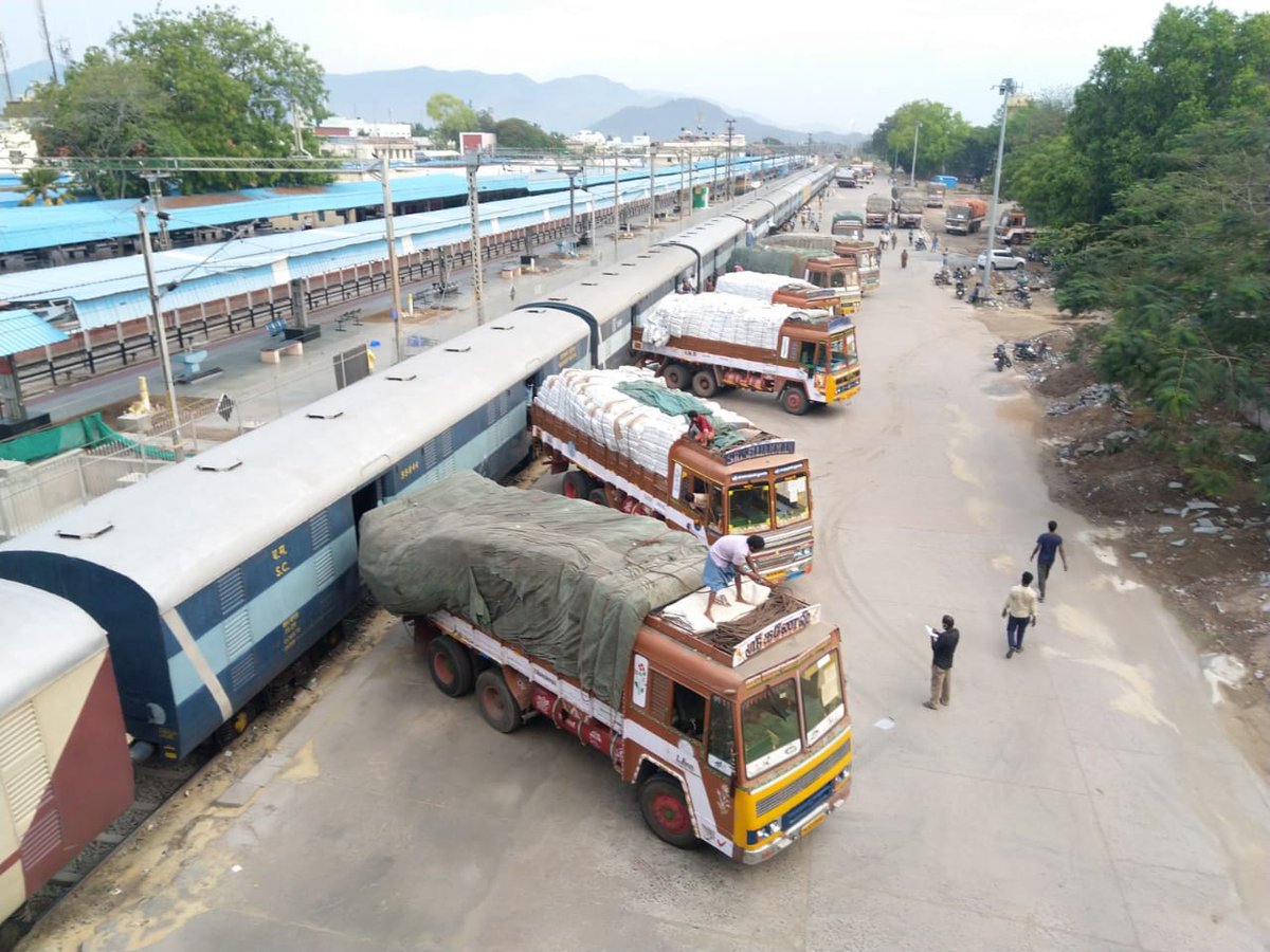 SalemDRM's tweet photo. In service of the Nation 24*7!

3rd PCET of Southern Railway rolls out in Lockdown period

Salem Division's 3rd PCET continue to carry essential commodities in hour of crisis 468 tonnes Cotton seeds Ex. SA to HSR of Harayana

#Socialdistancing 
#21DaysChallenge
#IndiaFightsCorona https://t.co/nA46goHhlQ