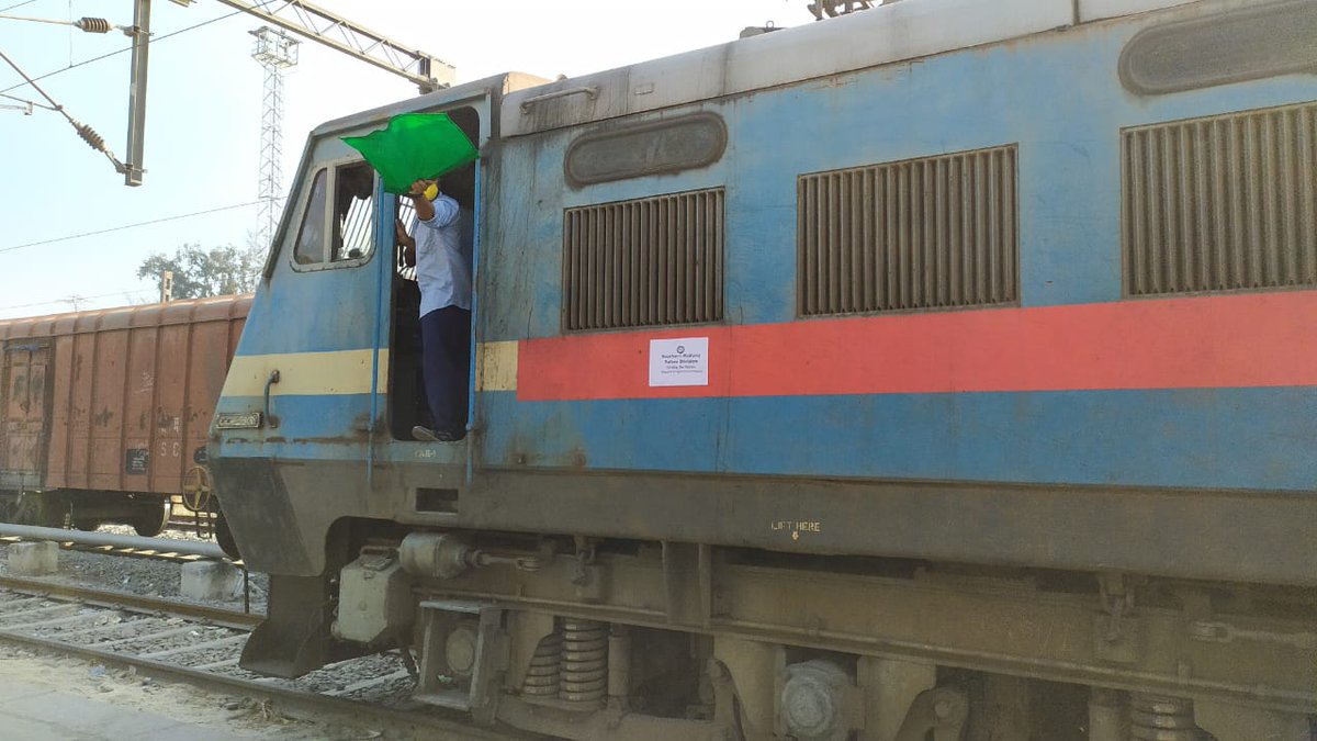 SalemDRM's tweet photo. In service of the Nation 24*7!

3rd PCET of Southern Railway rolls out in Lockdown period

Salem Division's 3rd PCET continue to carry essential commodities in hour of crisis 468 tonnes Cotton seeds Ex. SA to HSR of Harayana

#Socialdistancing 
#21DaysChallenge
#IndiaFightsCorona https://t.co/nA46goHhlQ