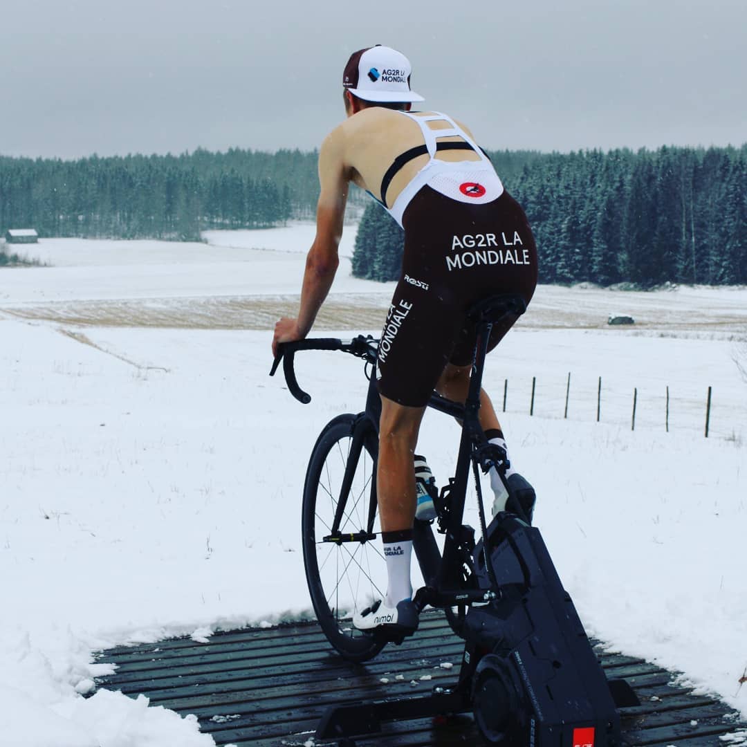 decathloncmacgm's tweet photo. 🇫🇮 @JaakkoHanninen travaille son bronzage en Finlande pendant ses sessions de home trainers @Elite_cycling 😂

🇫🇮 @JaakkoHanninen working hard on his tan lines in Finland during his HT session on @Elite_cycling 😂 

#allezALM https://t.co/we7pfEjmoV