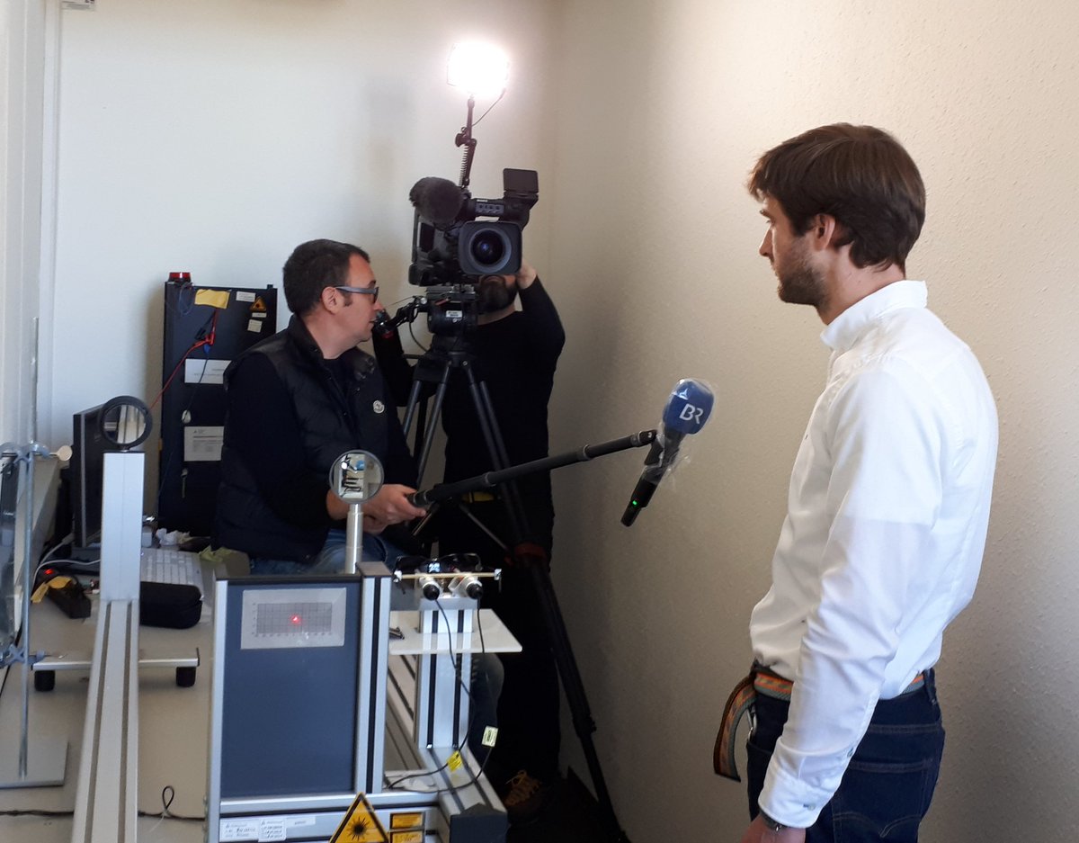 heinzzdrache's tweet photo. Dreh mit dem #BR zur Prüfung von #Sonnenbrillen im Augenschutzlabor von #TÜV Rheinland in #Nürnberg https://t.co/QTXefGXoqH