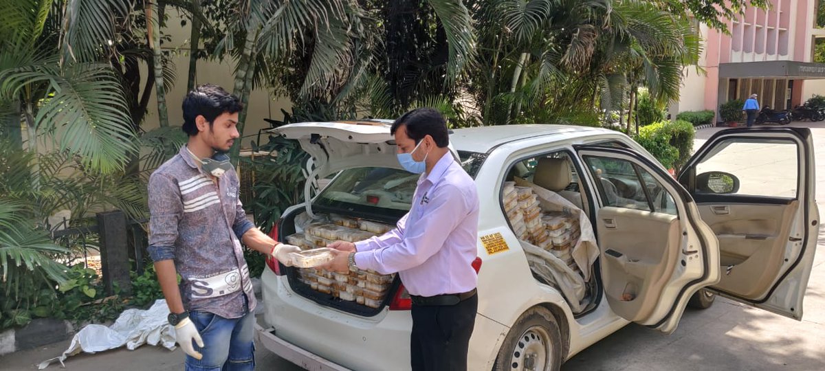 ccoi_1947's tweet photo. #CoronaCareByCCI 7th April, 2020
On request of @Iyrcngo lunch packets handed over to their volunteers. #LetsFeedThePoor #IndiaFightsCorona 
@PMOIndia @anandprakash7 @GautamGambhir @ggf_india @JournoAshutosh @ReporterVikrant
@_Rakesh_RC @Supriya23bh @anoopphr @amit_jurno https://t.co/bOma1H0uOg