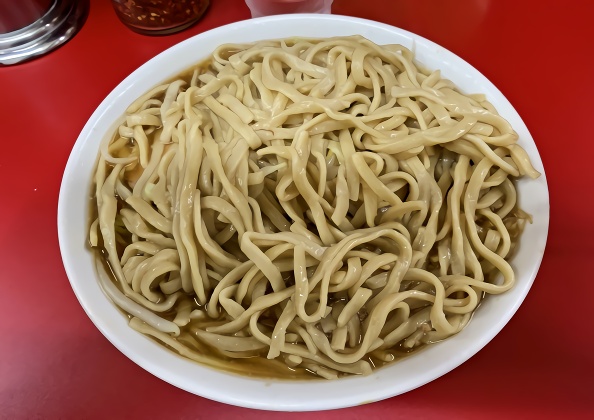 alienbob_tweet's tweet photo. “ジロリアン”ではないが、学生時代から慣れ親しんだ味で確認作業を！🧐
・キレのあるカエシを纏ったパンチの効いたスープ → 味覚異常なし
・大量に盛られた刻みニンニクの強烈な臭い → 嗅覚異常なし
『西部戦線異状なし』ではないが、「コロナ戦線異状なし」でした～🤟

#ラーメン二郎 神保町店🍜 https://t.co/5BEE5gQ3Ts
