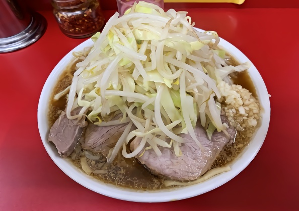 alienbob_tweet's tweet photo. “ジロリアン”ではないが、学生時代から慣れ親しんだ味で確認作業を！🧐
・キレのあるカエシを纏ったパンチの効いたスープ → 味覚異常なし
・大量に盛られた刻みニンニクの強烈な臭い → 嗅覚異常なし
『西部戦線異状なし』ではないが、「コロナ戦線異状なし」でした～🤟

#ラーメン二郎 神保町店🍜 https://t.co/5BEE5gQ3Ts